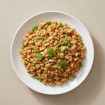 Arroz frito con huevo y guisantes